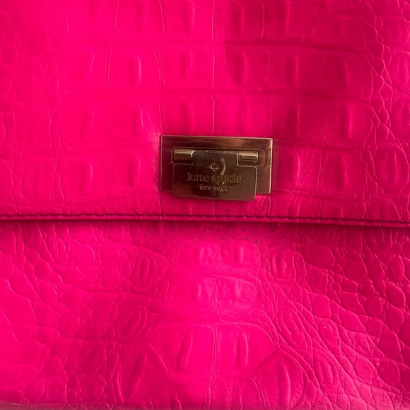 Off the shoulder hot pink Kate Spade bag with gold accents - Picture 7 of 10